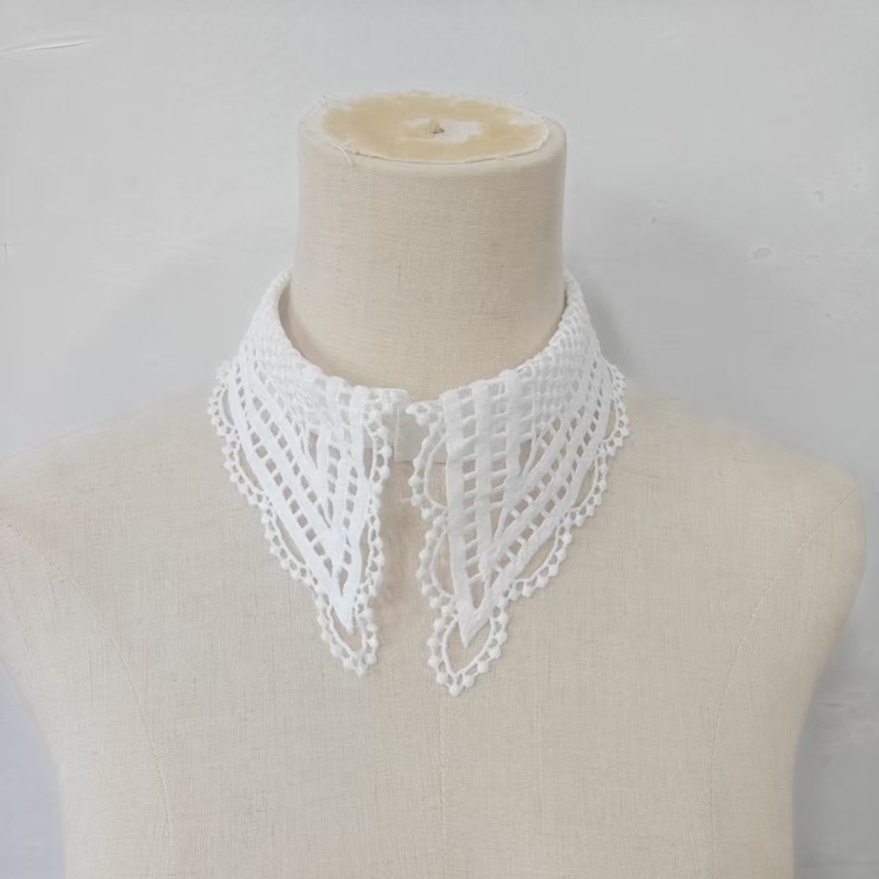 Lady White Ruffled False Colla - Embroidery recension och pris